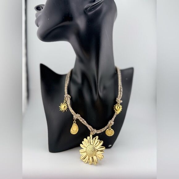 Boho Rope Chain Daisy Charm Necklace – Artistic, Light, and Beautifully Unique - Picture 9 of 15